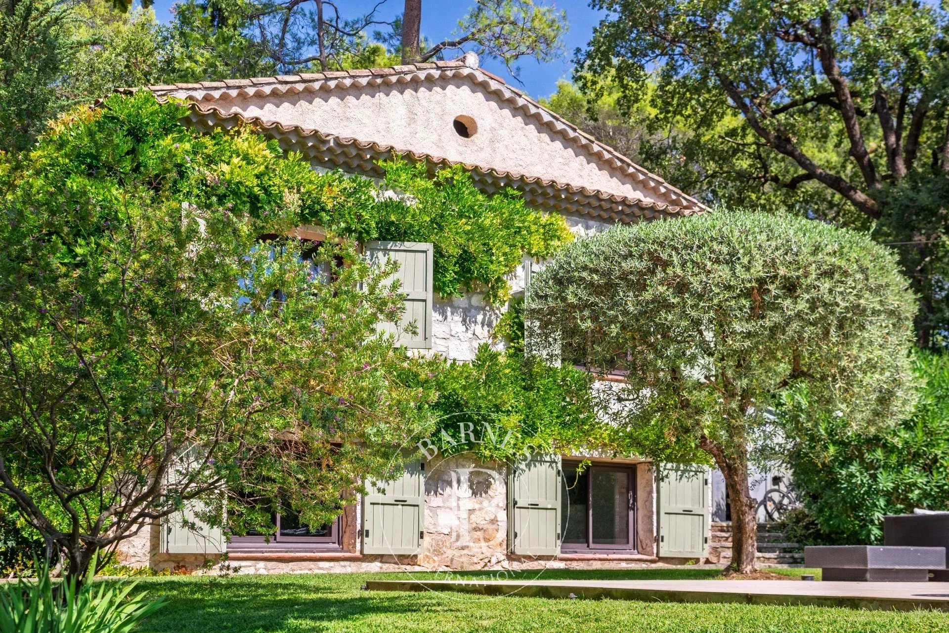 Roquefort-les-Pins - Villa familiale de caractère à pied des commodités
