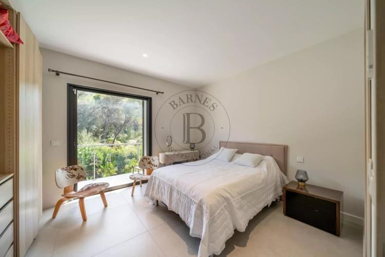 MOUGINS - VILLA CONTEMPORAINE - VUE FORÊT