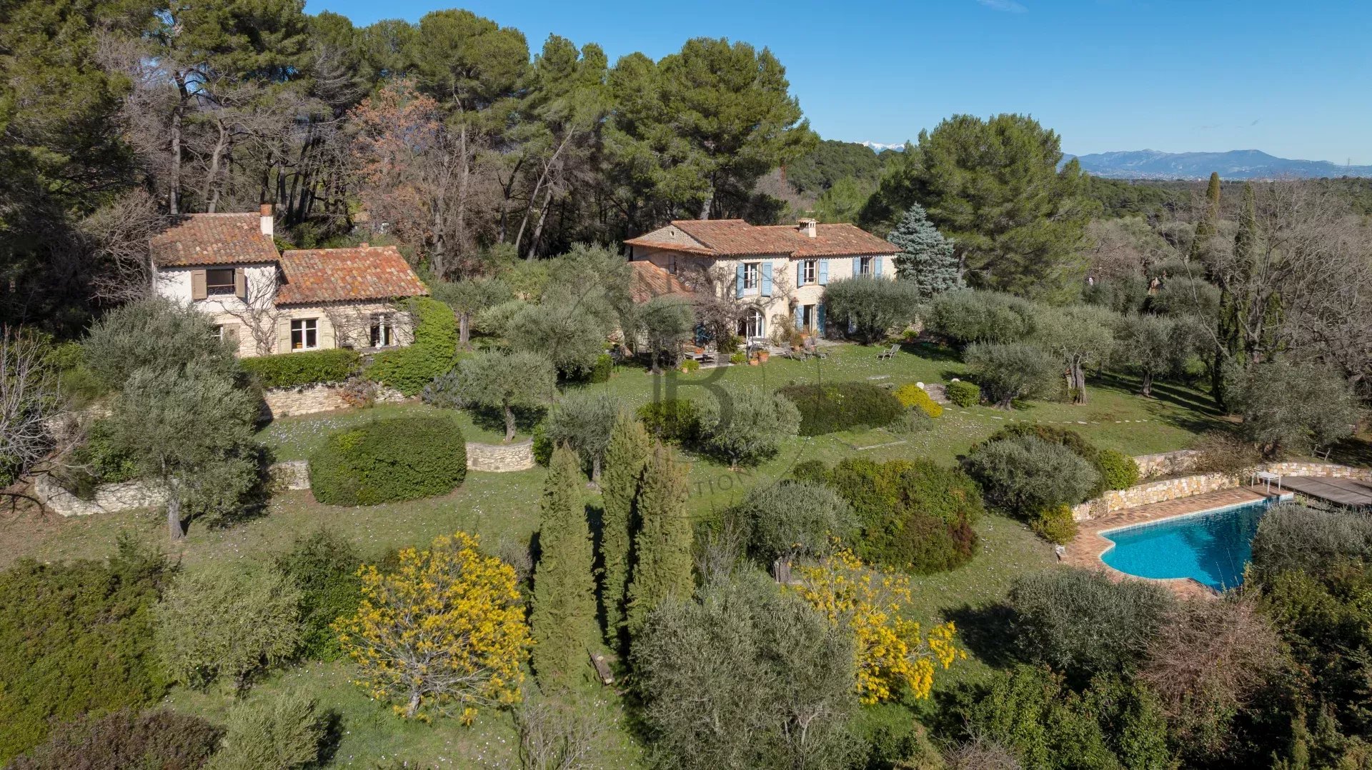 MOUGINS - DOMAINE AVEC BASTIDES PROVENÇALES - VUE VILLAGE ET MER
