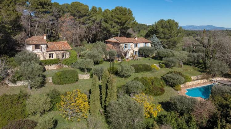 MOUGINS - DOMAINE AVEC BASTIDES PROVENÇALES - VUE VILLAGE ET MER