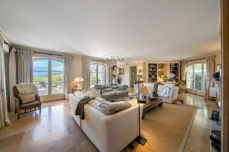 MOUGINS - VILLA PROVENCALE - A PIED DU VILLAGE