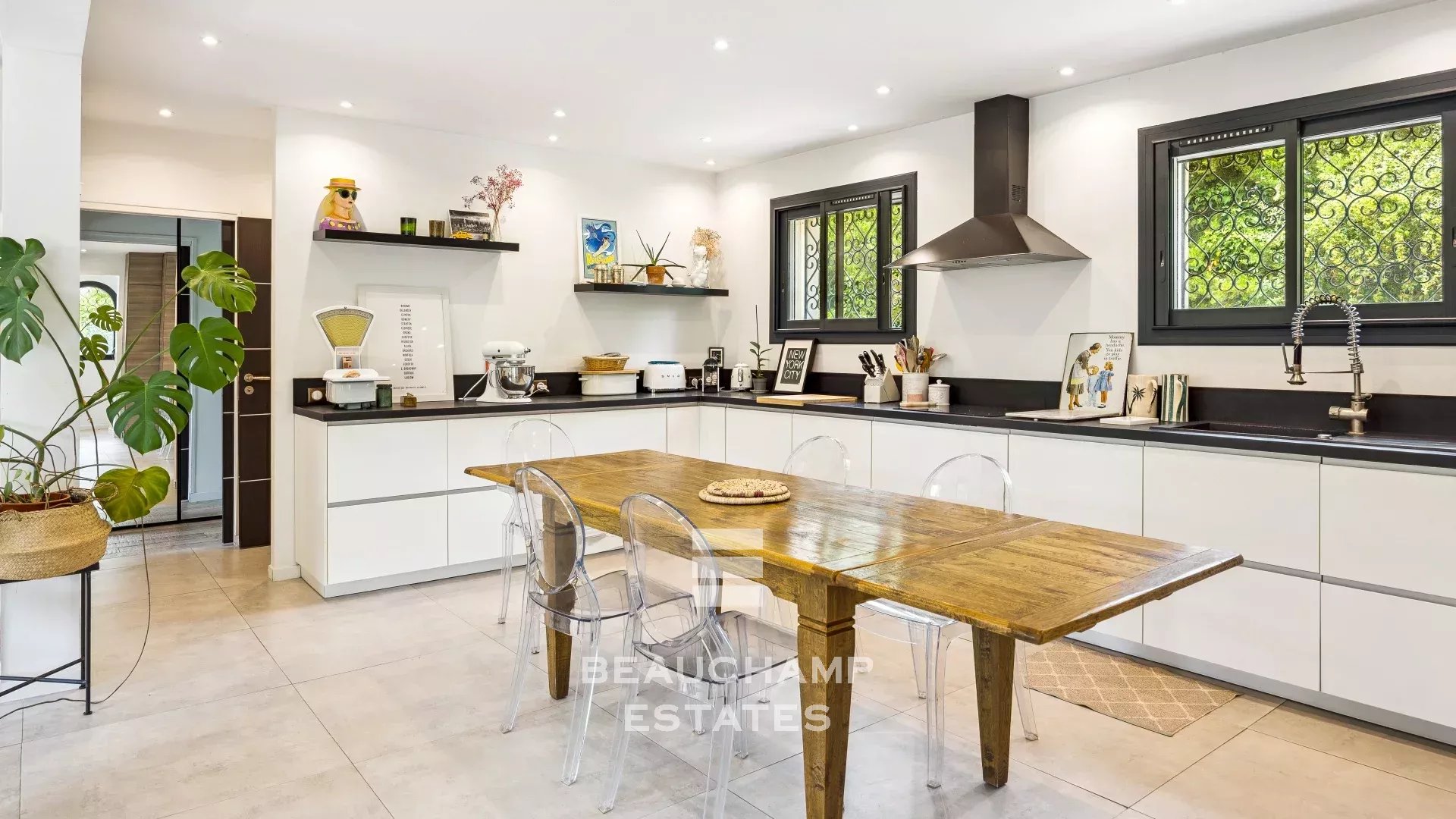 Villa familiale avec dépendance dans un domaine fermé – Tranquillité et espace