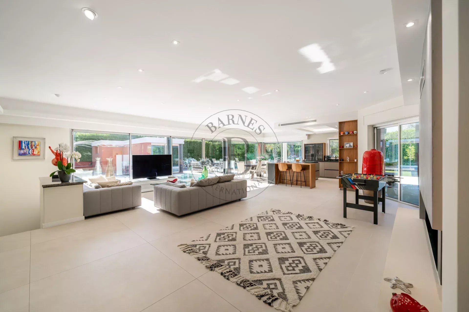 MOUGINS - VILLA DE PLAIN PIED - PROCHE CANNES