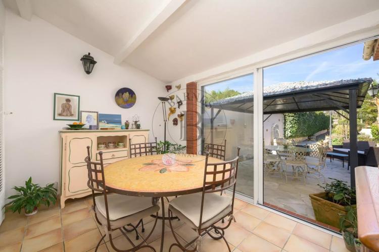 MOUGINS - VILLA FAMILIALE - PROCHE DU GOLF ET DE L'ETANG