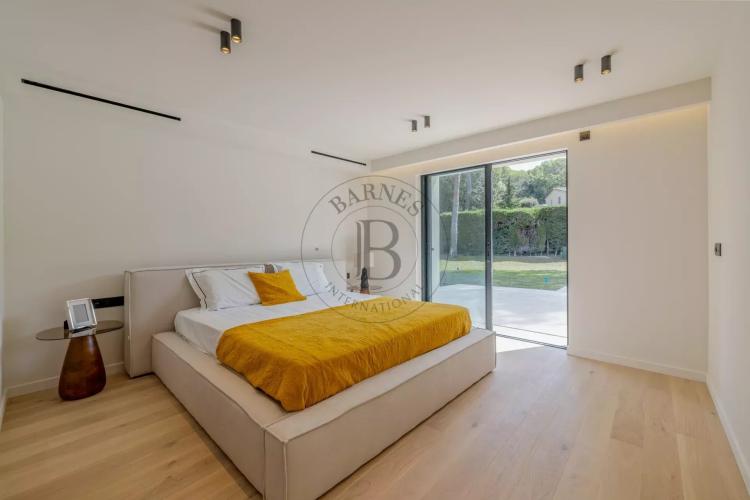 MOUGINS - VILLA PROVENCALE RENOVEE - QUARTIER PRISE
