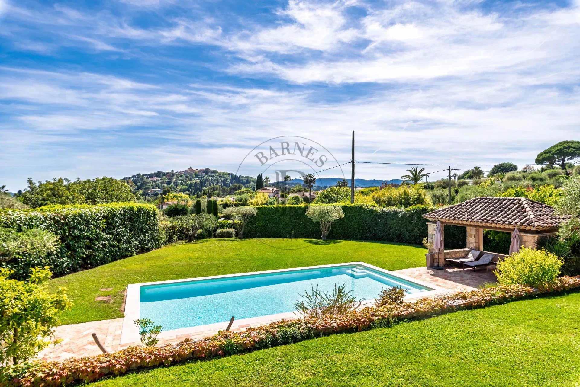 MOUGINS - VILLA DE CHARME - PISCINE - VUE VILLAGE ET APERCU MER