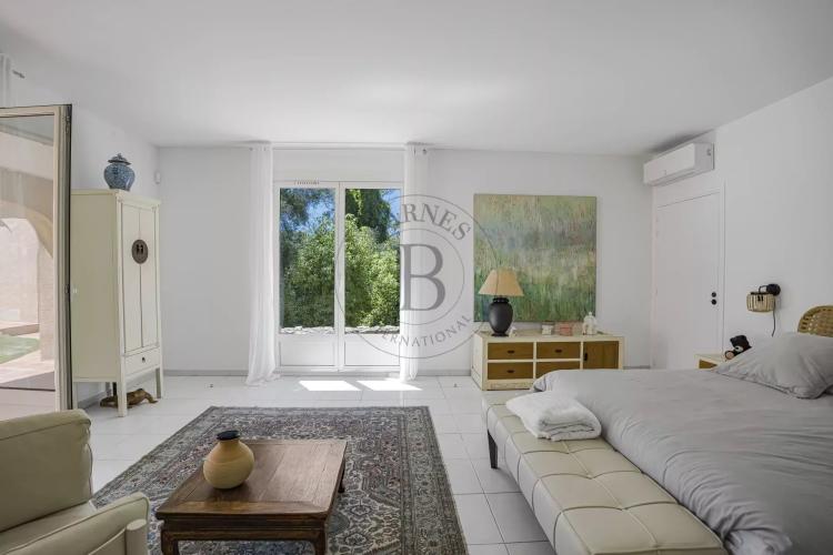 MOUGINS - GRANDE VILLA À PIED DES COMMERCES