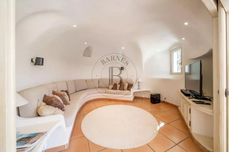 PROCHE MOUGINS - VILLA PROVENÇALE AVEC VUE MER ET COLLINES PANORAMIQUE