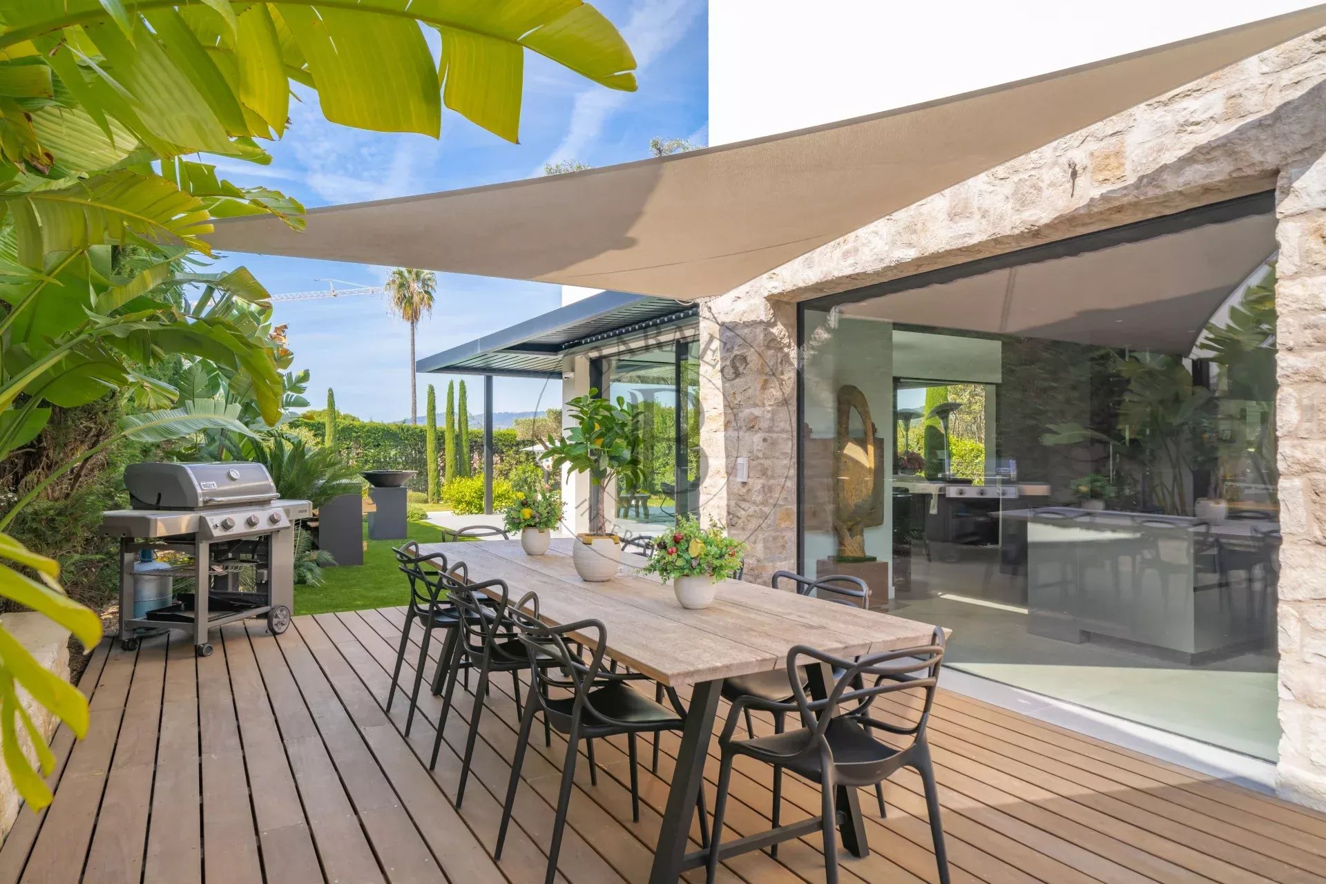 MOUGINS – SUPERBE VILLA MODERNE – DOMAINE FERMÉ