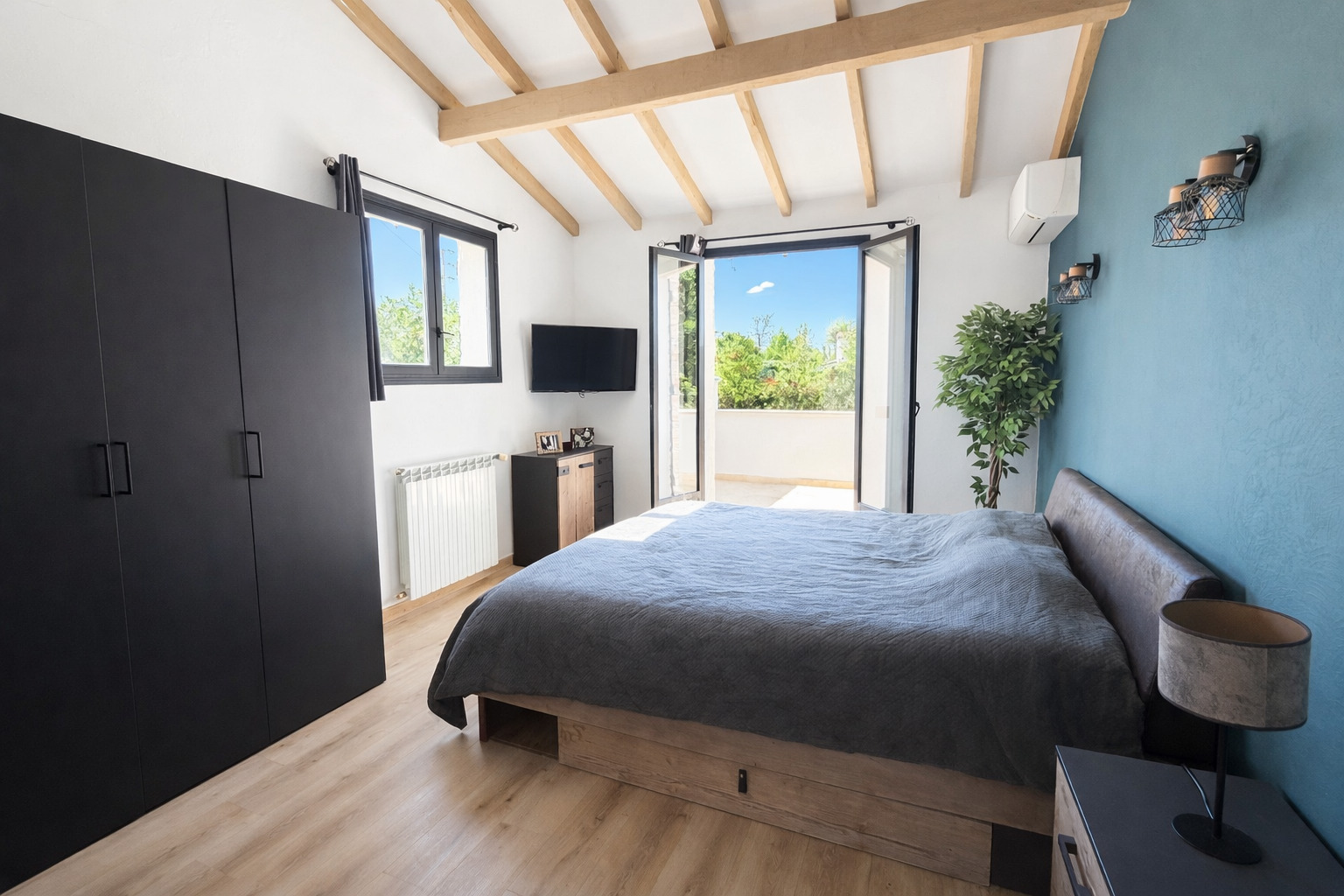 Roquefort-les-Pins – Villa rénovée de 208 m² avec piscine chauffée et jardin