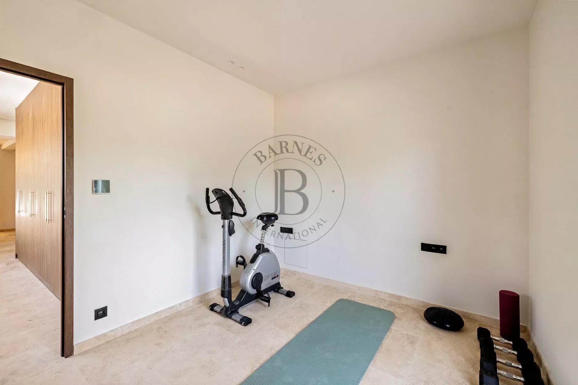 MOUGINS - VILLA PROVENCALE RENOVEE - QUARTIER PRISE