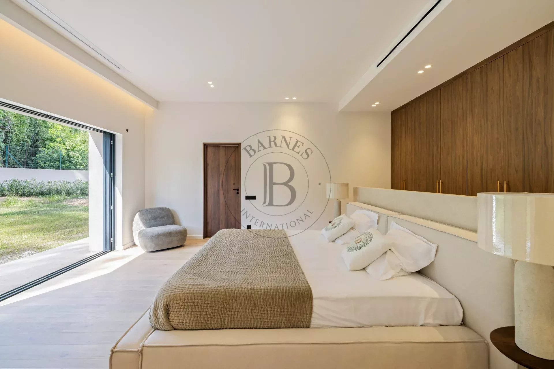 MOUGINS - VILLA PROVENCALE RENOVEE - QUARTIER PRISE