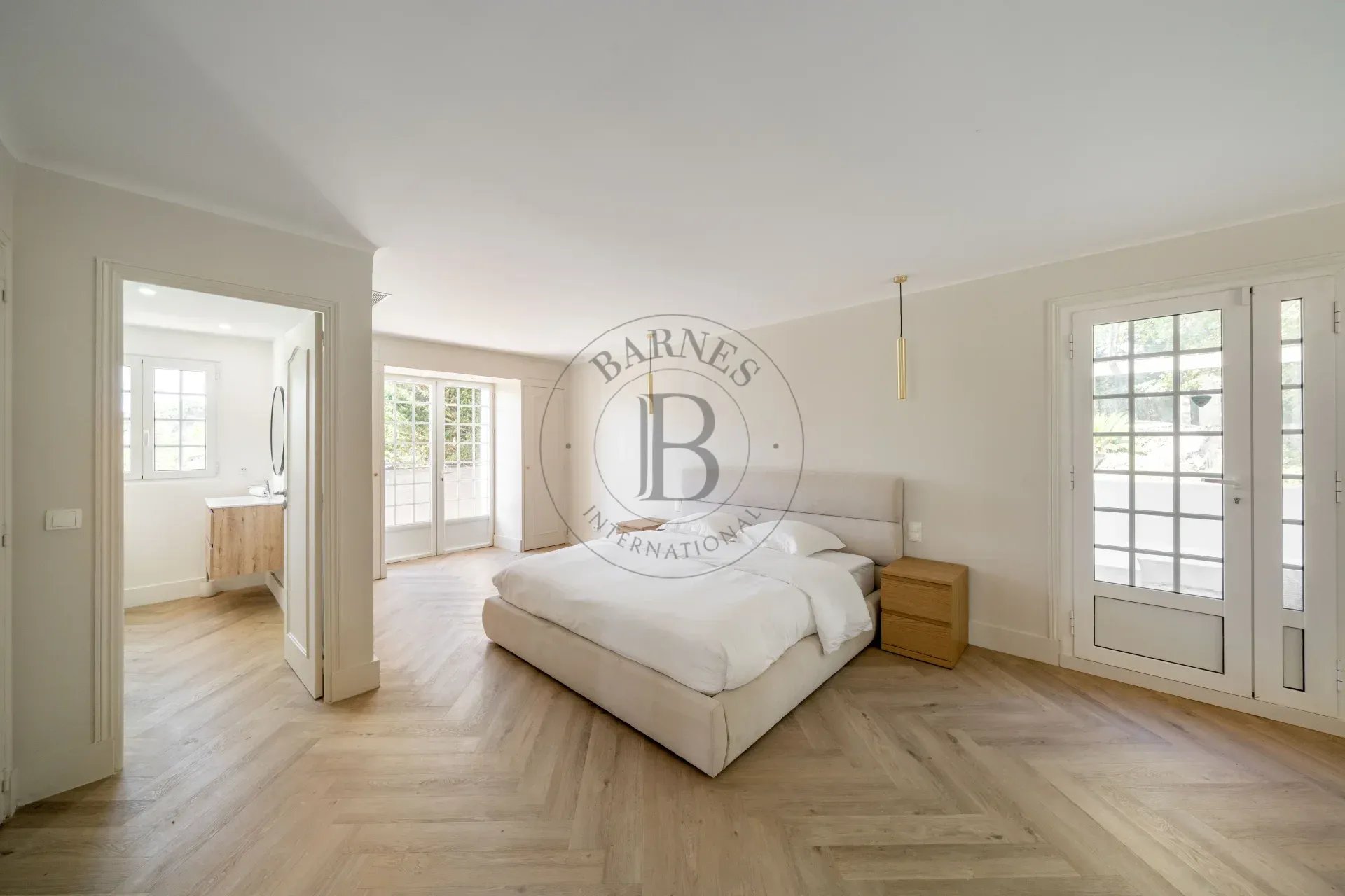 MOUGINS - VILLA - 5 CHAMBRES EN SUITE - DOMAINE SECURISE