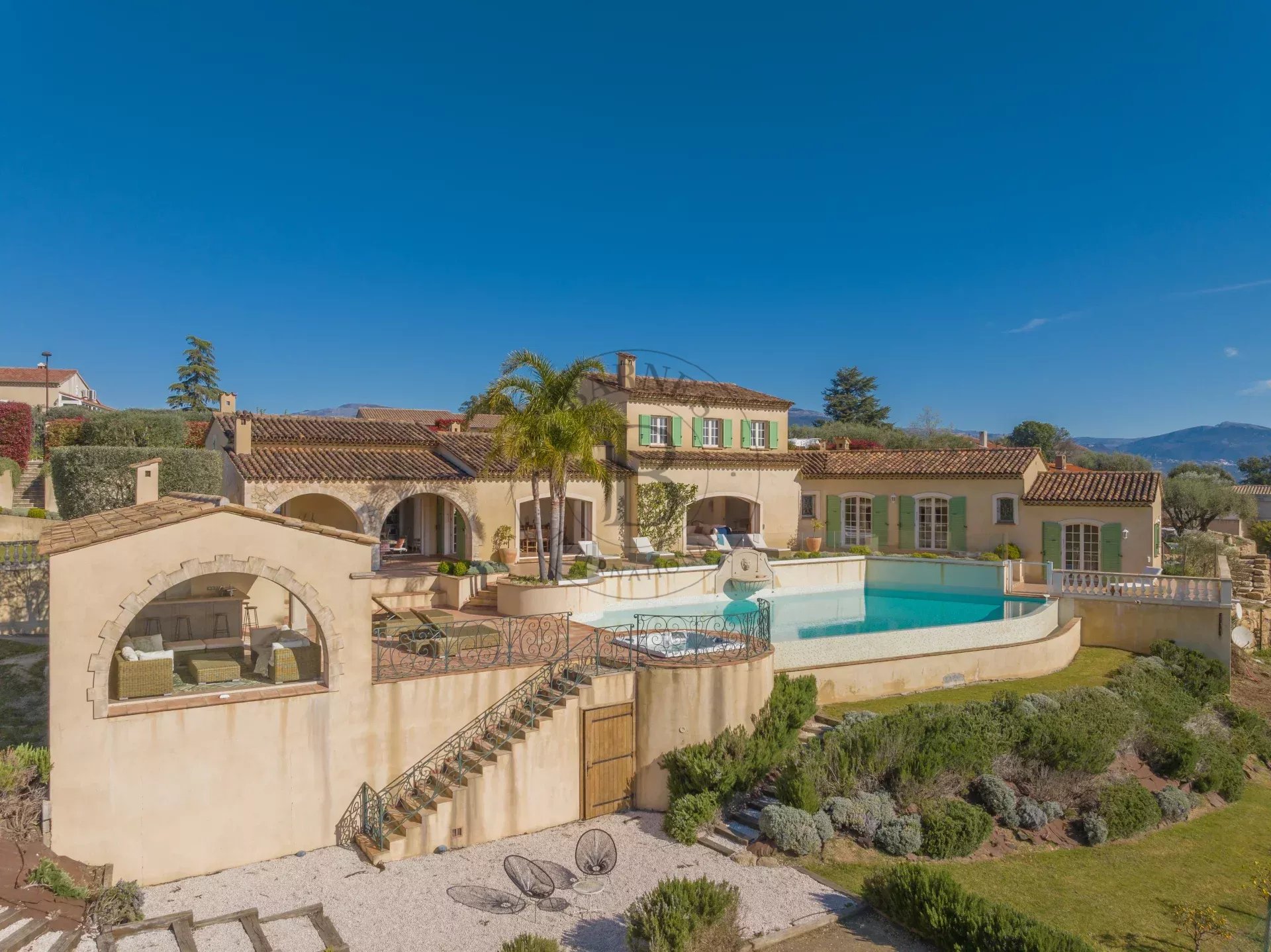 PROCHE MOUGINS - VILLA PROVENÇALE AVEC VUE MER ET COLLINES PANORAMIQUE