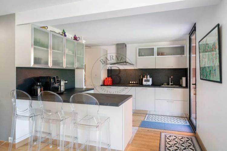 MOUGINS - VILLA ATYPIQUE - VUE MER