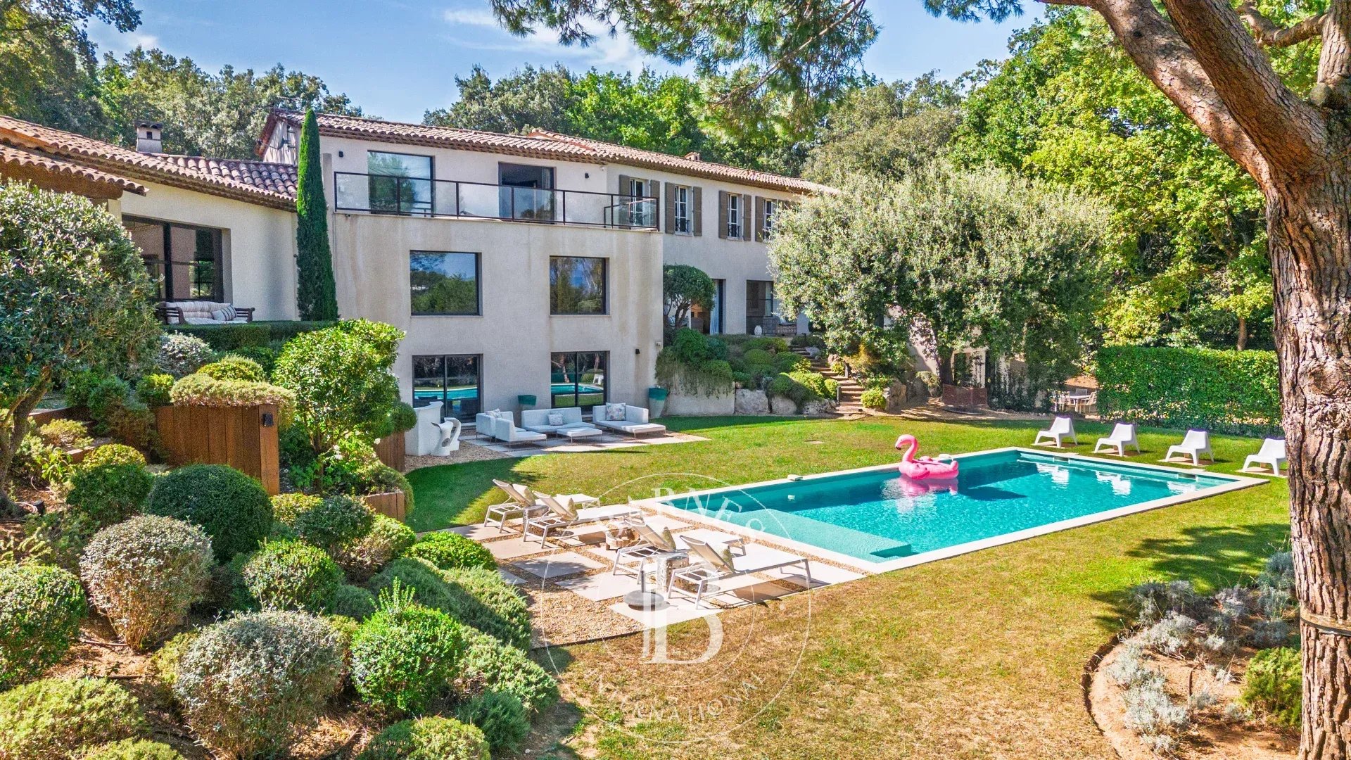 Valbonne, - Domaine fermé - 5 chambres en suite - Piscine - Appartement