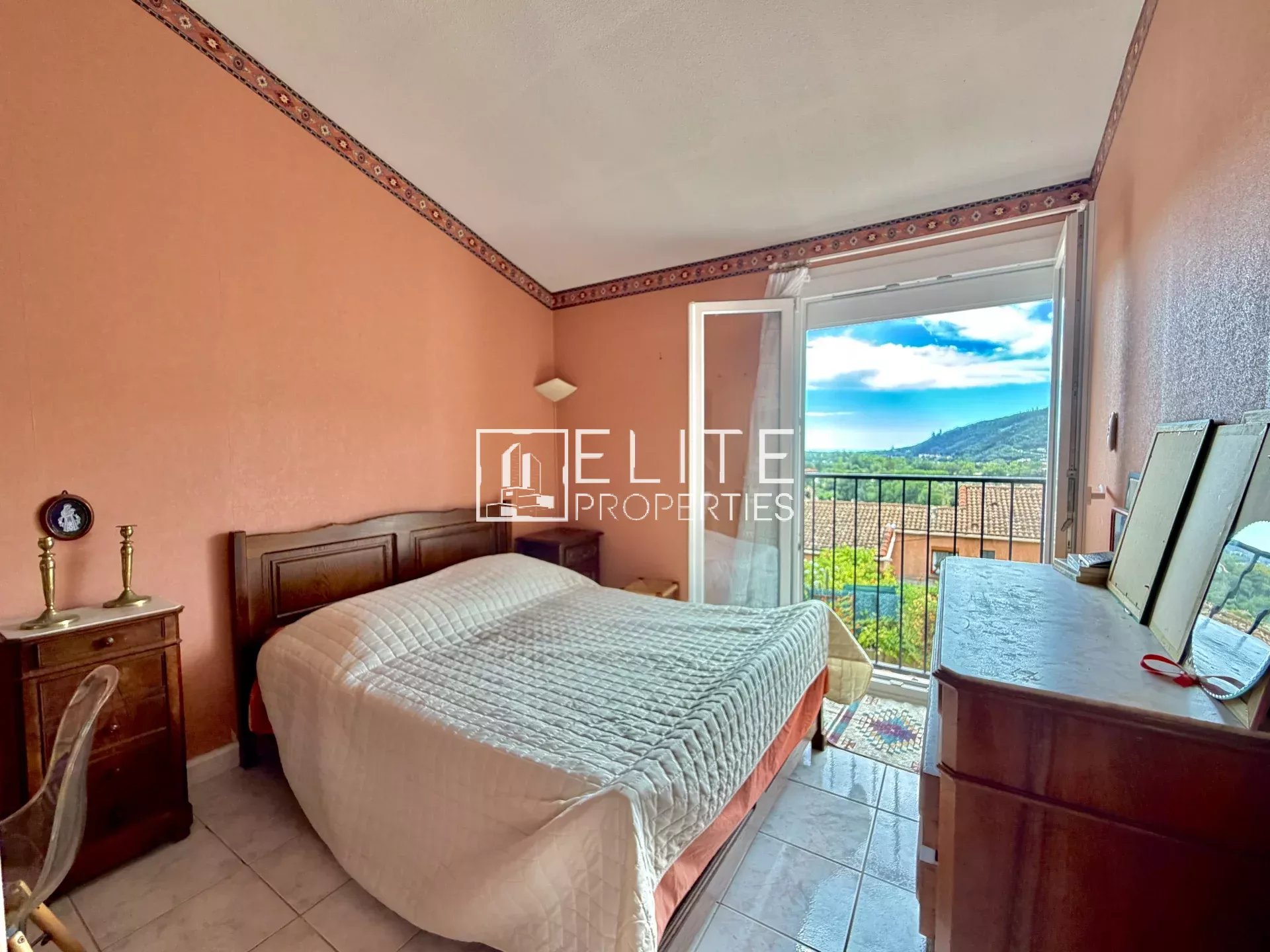 PÉGOMAS – MAISON JUMELÉE – VUE COLLINES & APERÇU MER