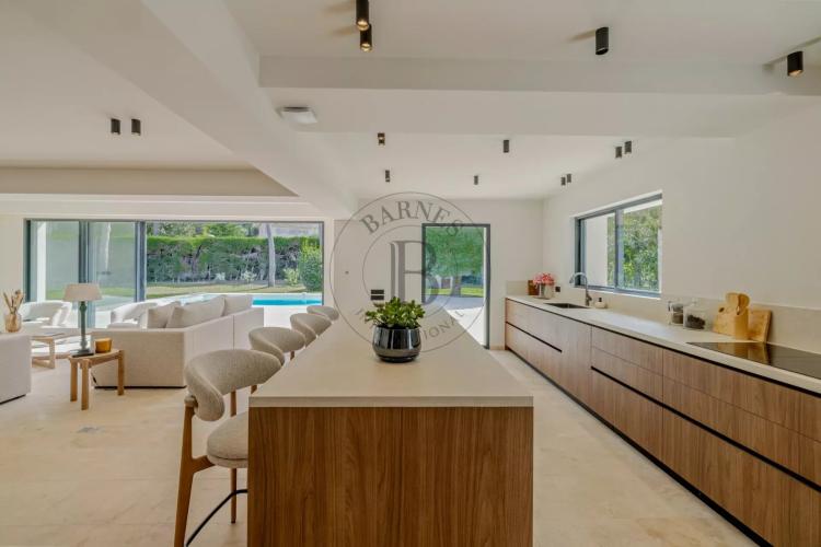 MOUGINS - VILLA PROVENCALE RENOVEE - QUARTIER PRISE