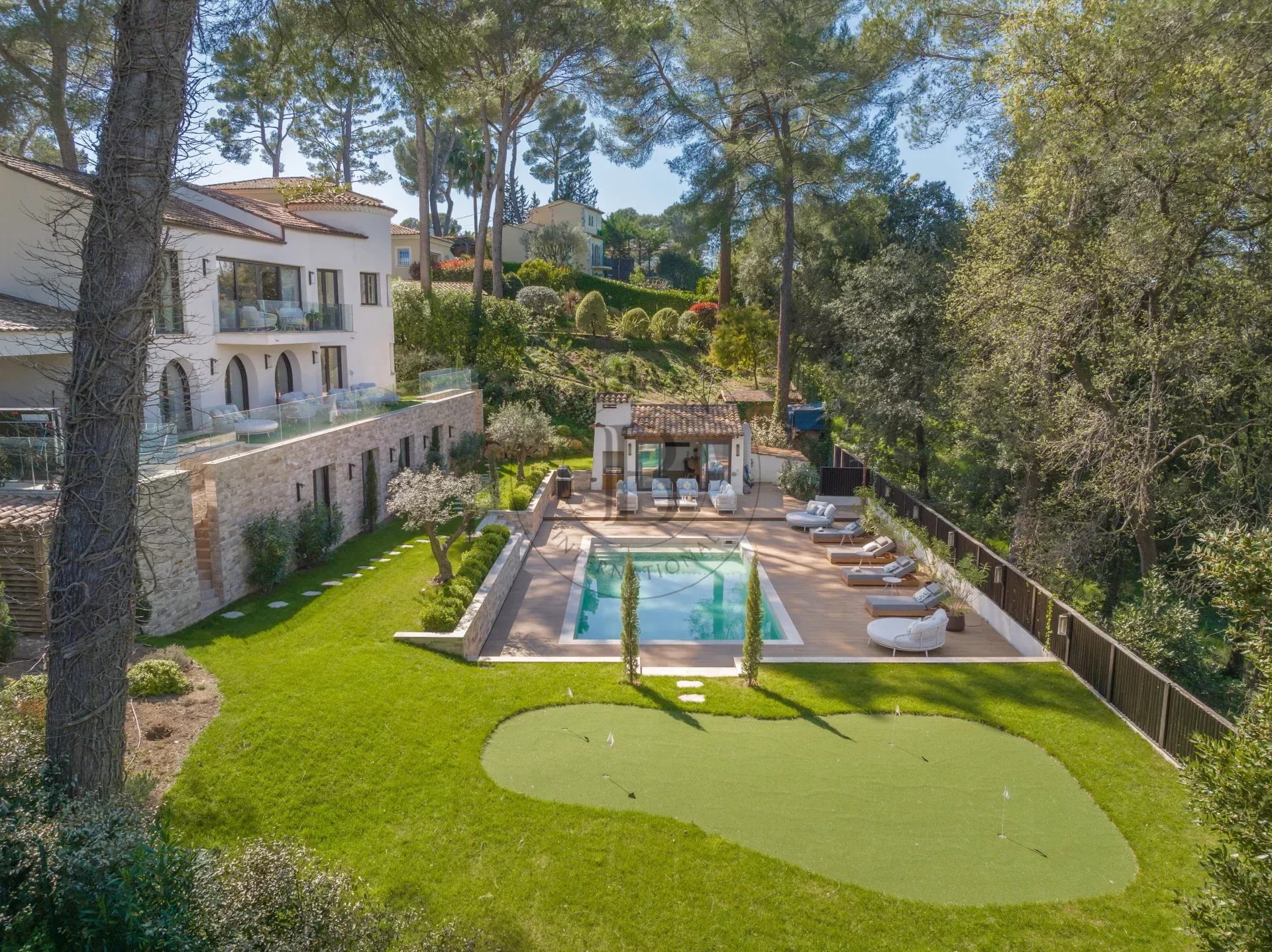 MOUGINS - VILLA MODERNE - VUE DÉGAGÉE