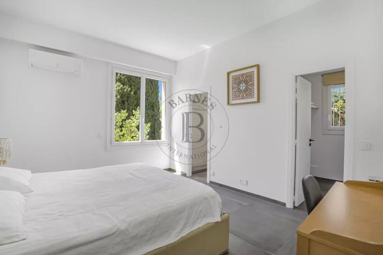 MOUGINS - GRANDE VILLA À PIED DES COMMERCES