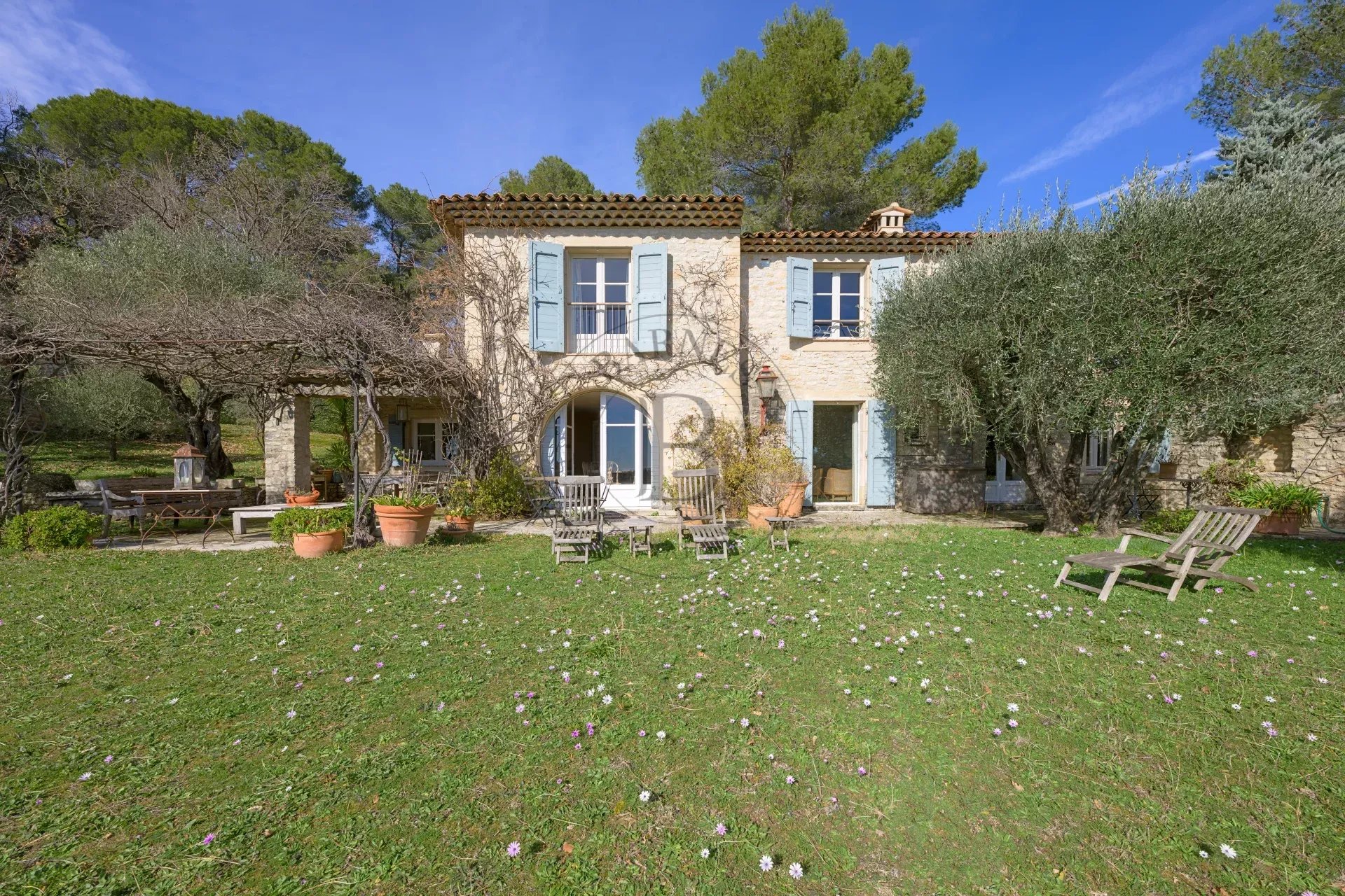 MOUGINS - DOMAINE AVEC BASTIDES PROVENÇALES - VUE VILLAGE ET MER