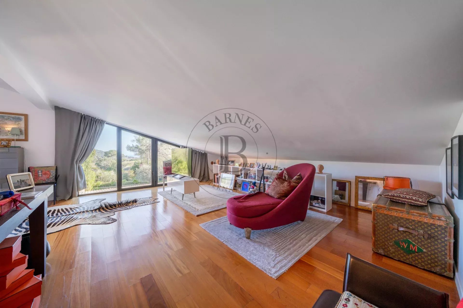 MOUGINS - VILLA ATYPIQUE - VUE MER