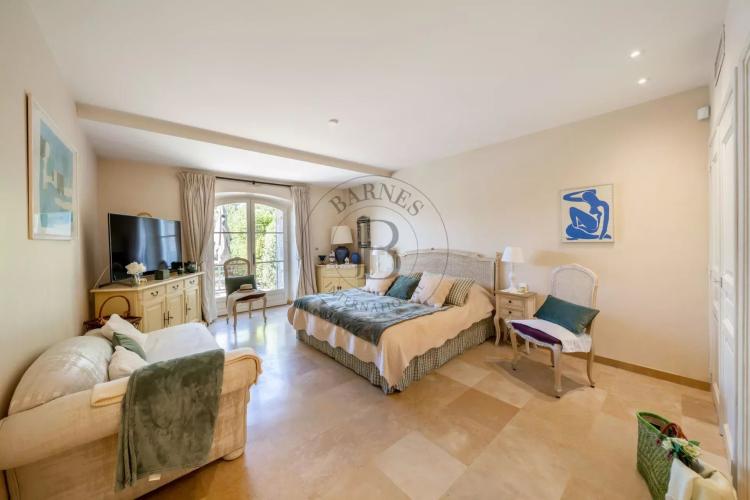 MOUGINS - VILLA PROVENCALE - A PIED DU VILLAGE