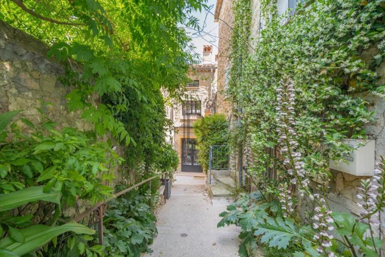 MOUGINS- MAISON DE VILLAGE
