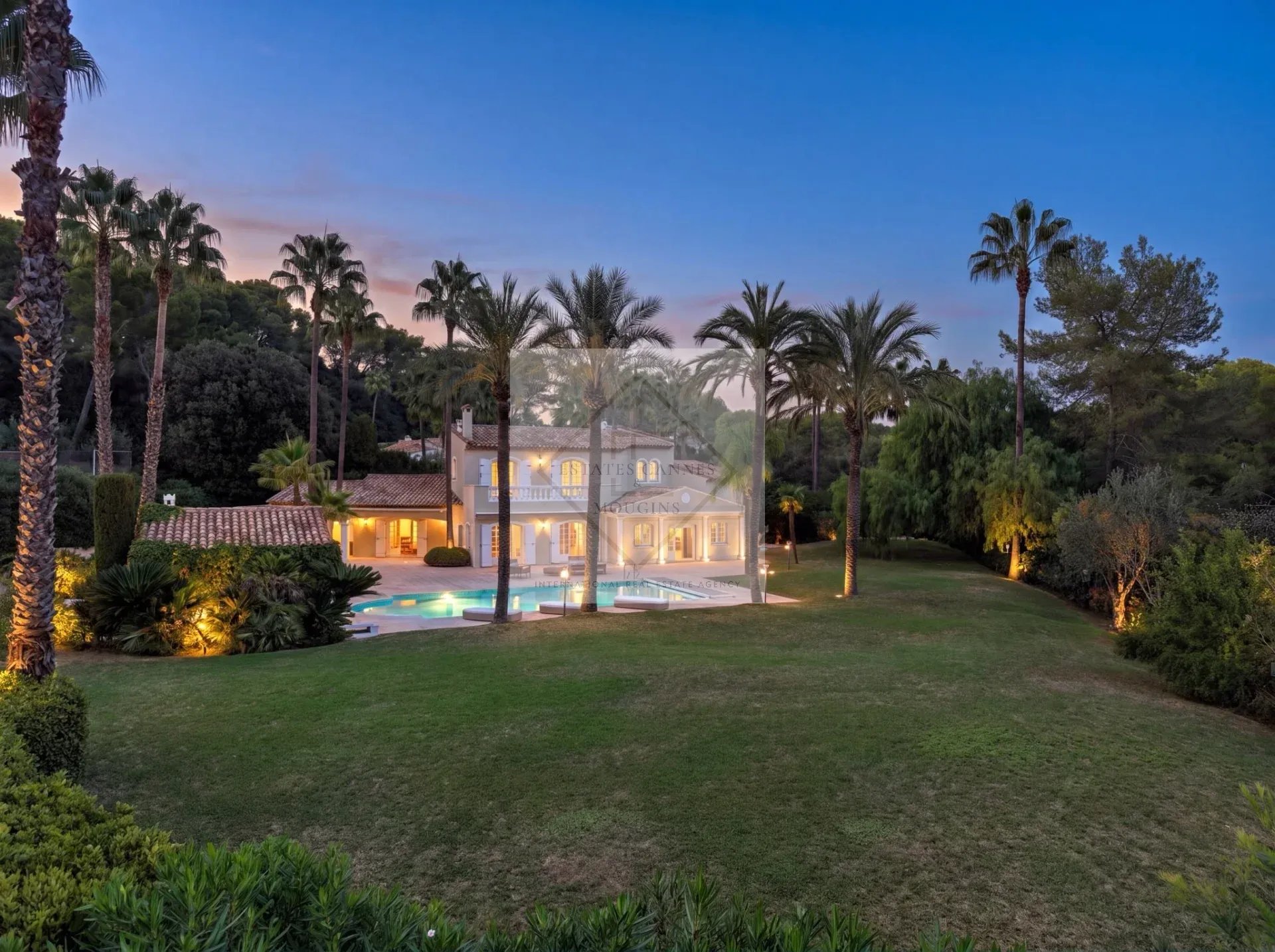 MOUGINS — VILLA D’EXCEPTION À LOUER À L’ANNÉE