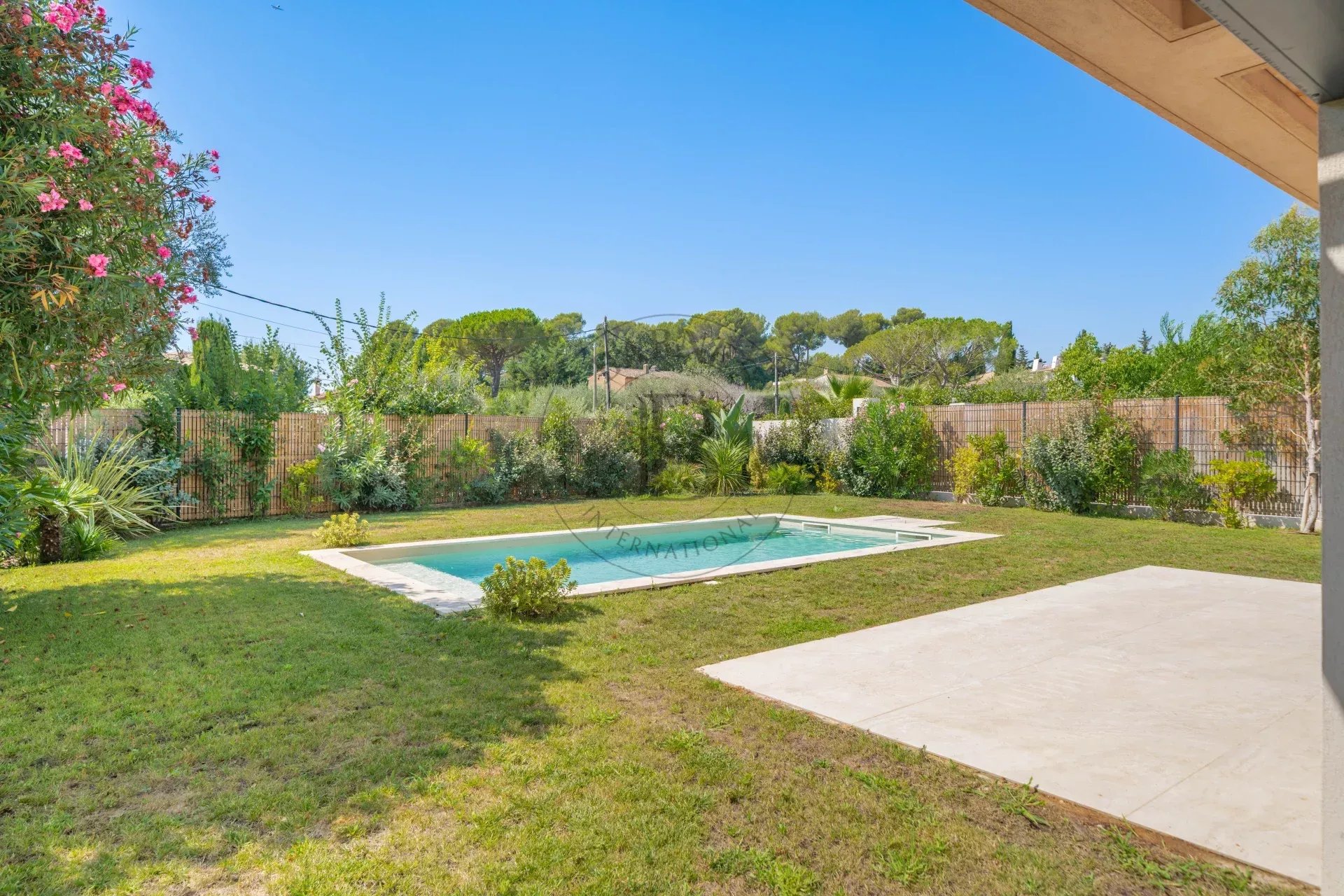 MOUGINS - VILLA NEUVE CONTEMPORAINE