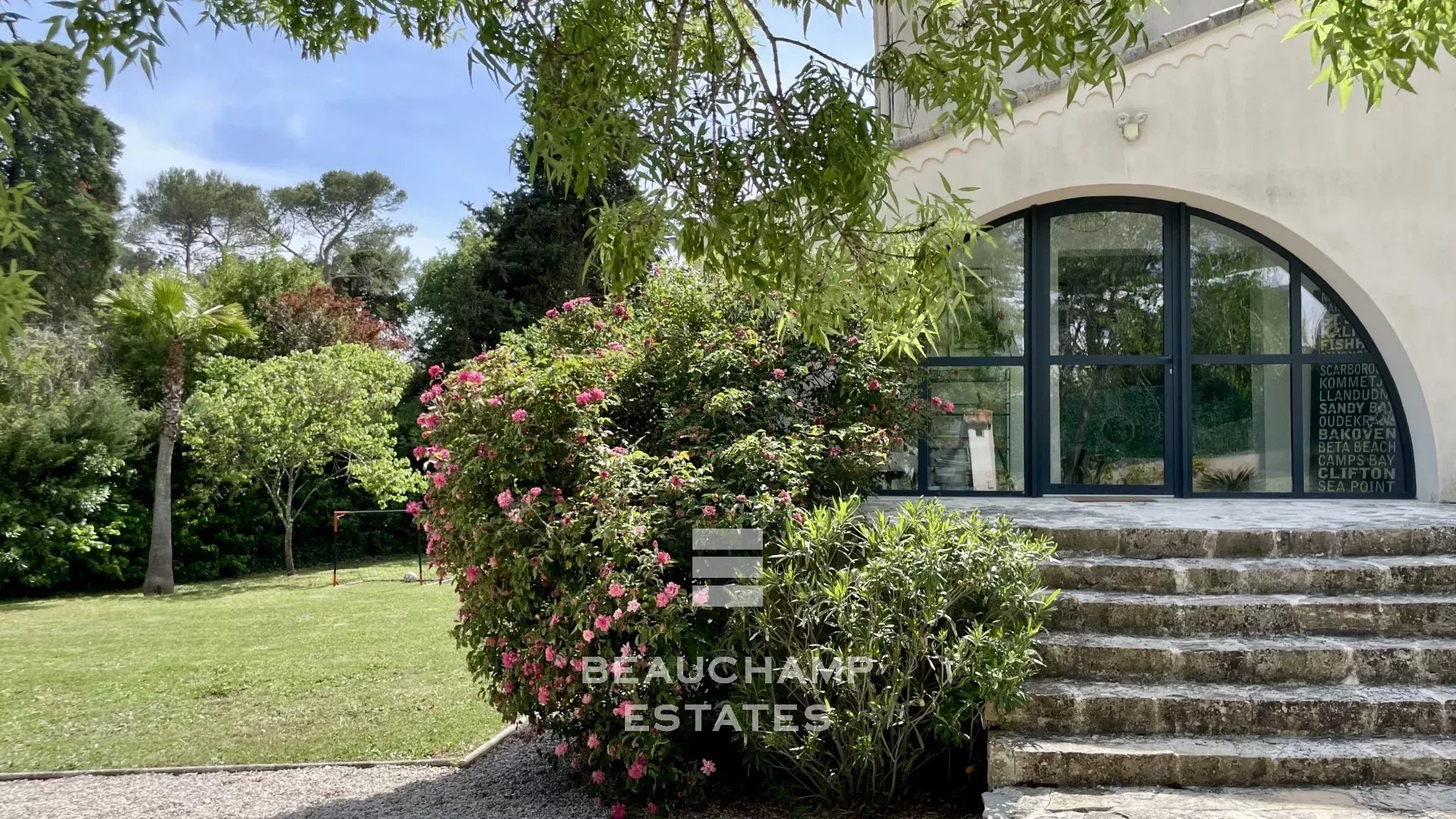 Villa familiale avec dépendance dans un domaine fermé – Tranquillité et espace