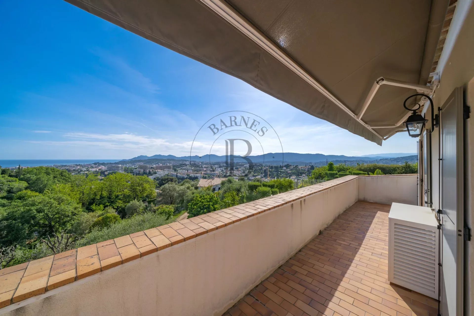 MOUGINS - VILLA VUE MER - PROCHE CANNES