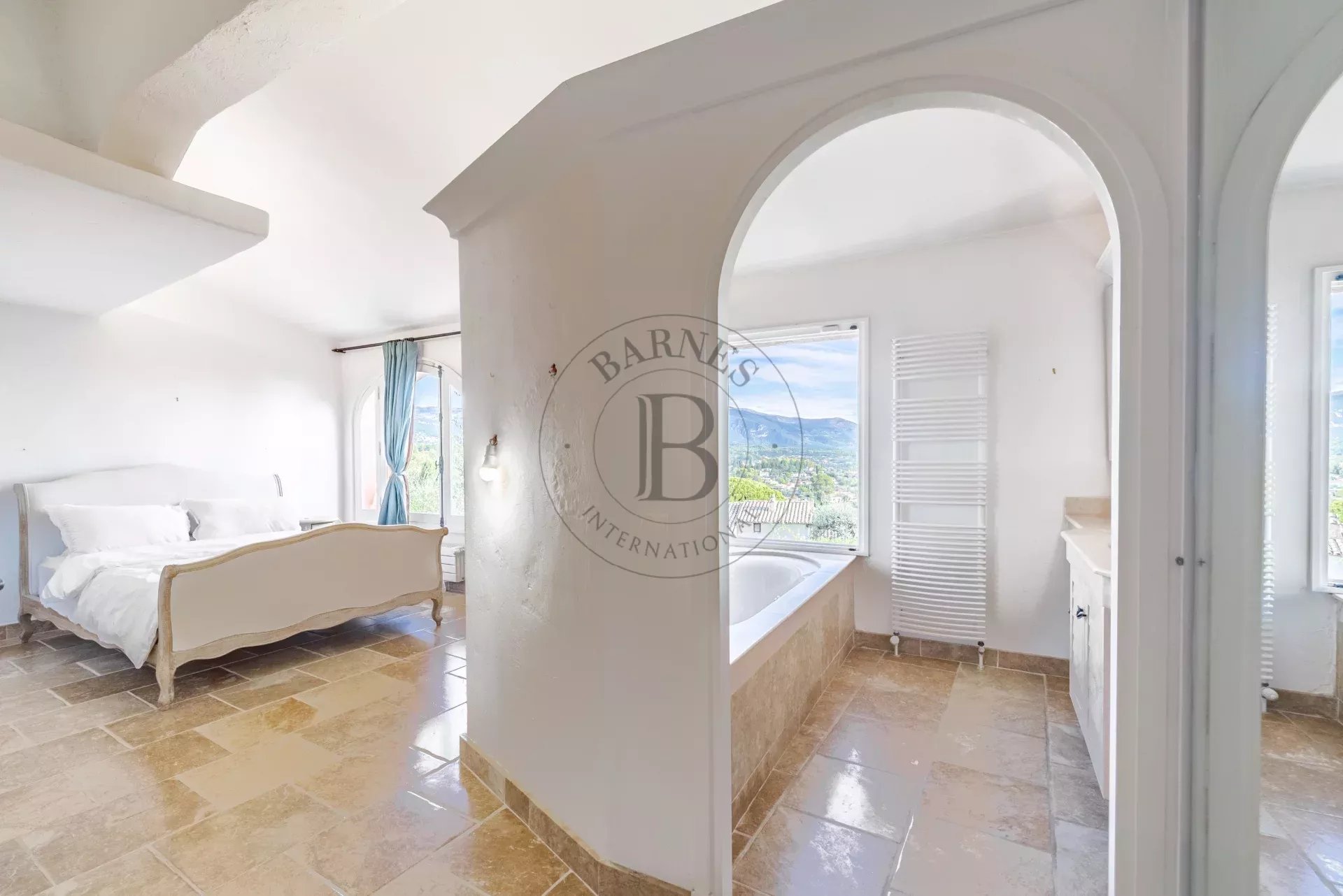 PROCHE MOUGINS –VILLA D’ARCHITECTE COUËLLE – DOMAINE DE CASTELLARAS LE VIEUX