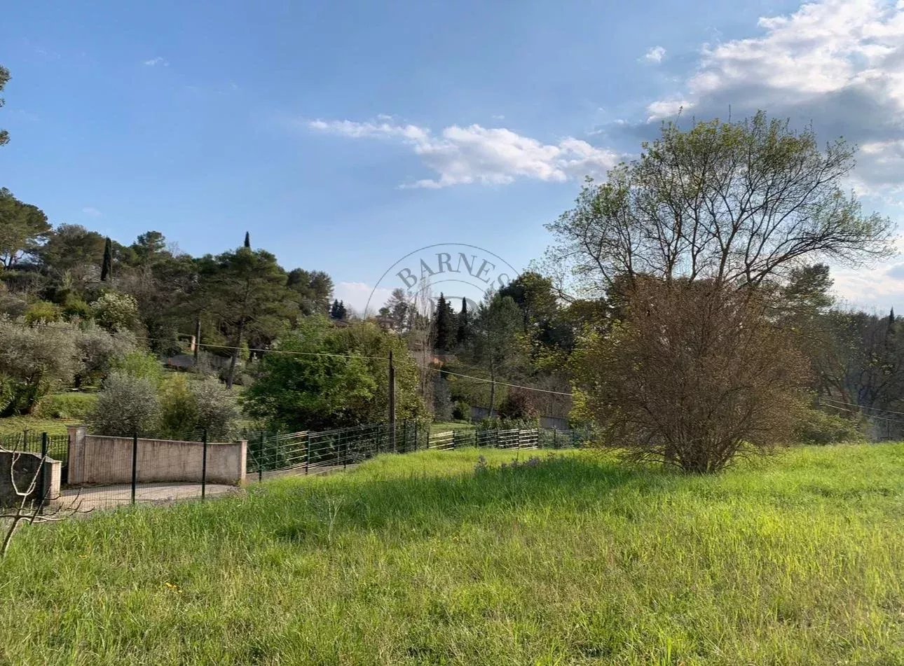 MOUGINS - TERRAIN CONSTRUCTIBLE - CALME ET VUE DÉGAGÉE