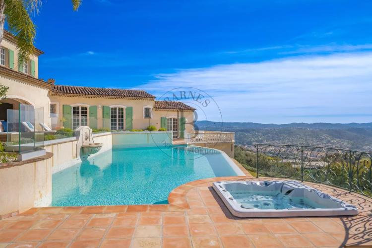 PROCHE MOUGINS - VILLA PROVENÇALE AVEC VUE MER ET COLLINES PANORAMIQUE