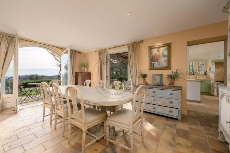 MOUGINS - DOMAINE AVEC BASTIDES PROVENÇALES - VUE VILLAGE ET MER