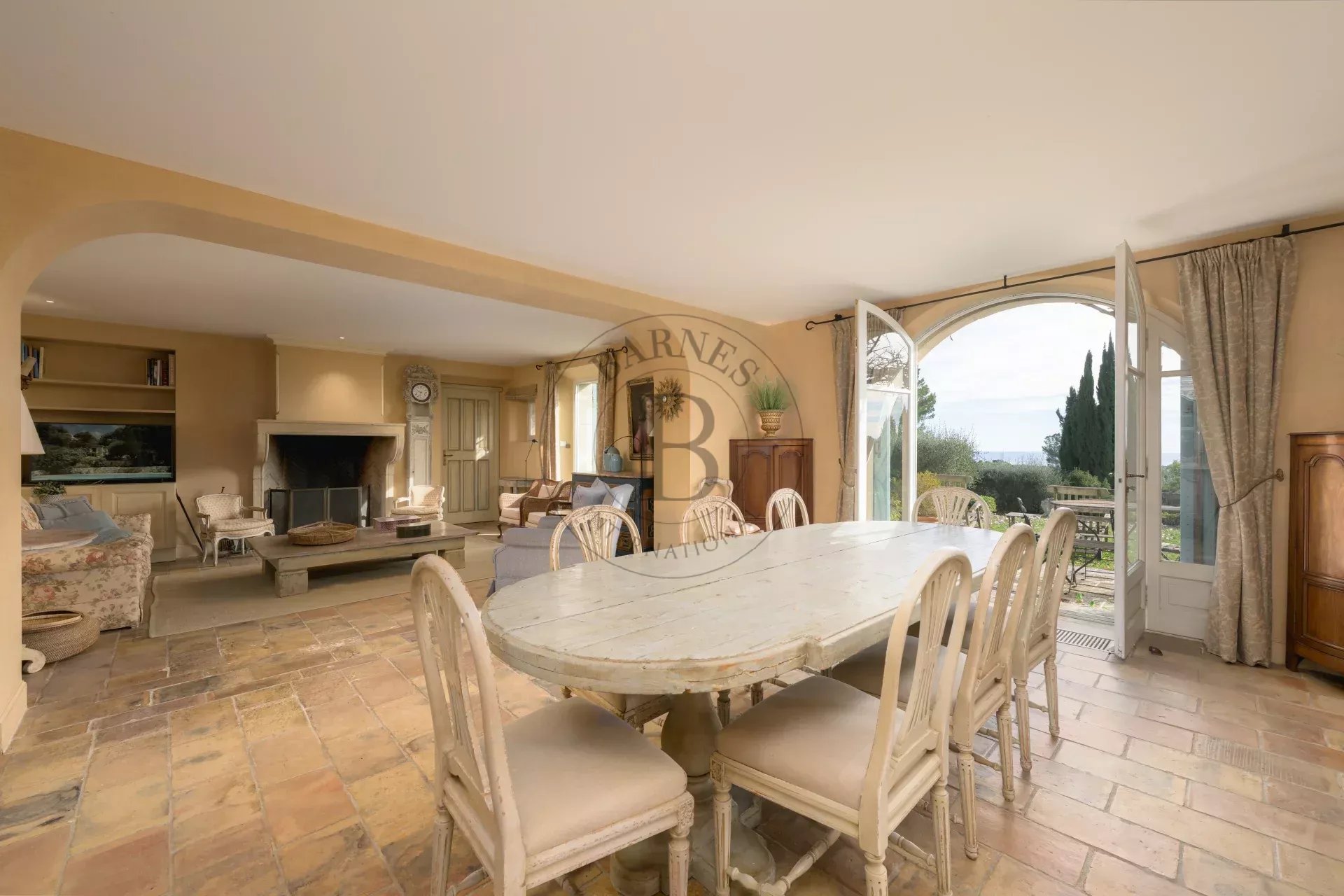 MOUGINS - DOMAINE AVEC BASTIDES PROVENÇALES - VUE VILLAGE ET MER
