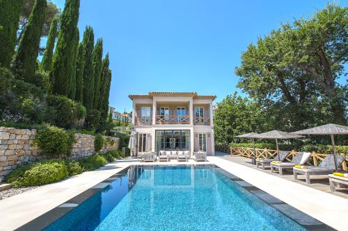 MOUGINS - BAISSE DE PRIX - VILLA DE LUXE EN EXCLUSIVITÉ - 599m2 - TERRAIN 3 100 M2