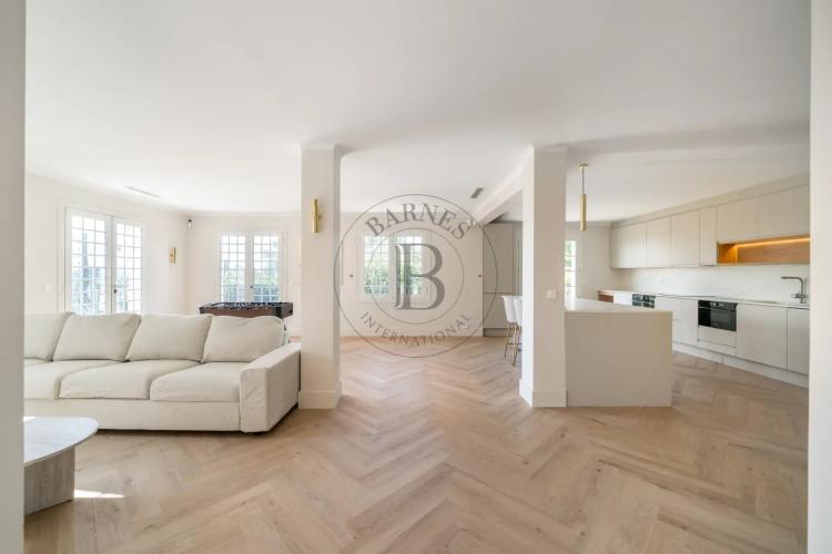 MOUGINS - VILLA - 5 CHAMBRES EN SUITE - DOMAINE SECURISE