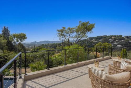MOUGINS - VILLA AVEC VUE MER PANORAMIQUE