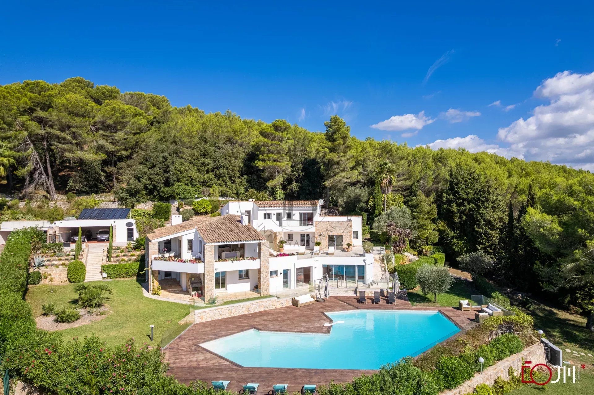MOUGINS - VILLA DANS DOMAINE PRIVE - PISCINE ET TENNIS