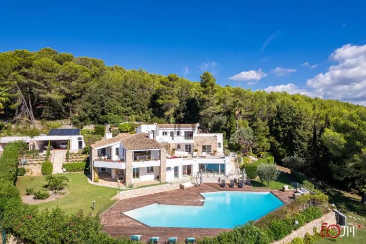 MOUGINS - VILLA DANS DOMAINE PRIVE - PISCINE ET TENNIS