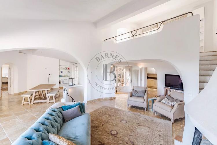 PROCHE MOUGINS –VILLA D’ARCHITECTE COUËLLE – DOMAINE DE CASTELLARAS LE VIEUX