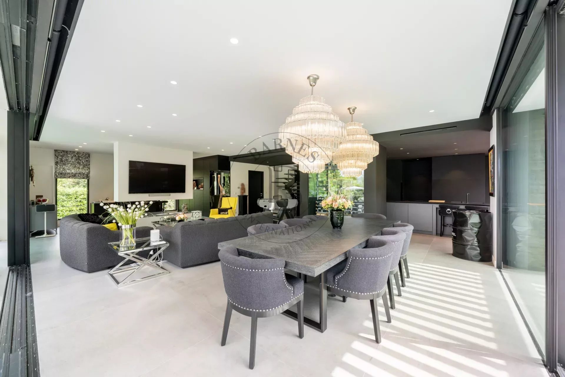 MOUGINS – SUPERBE VILLA MODERNE – DOMAINE FERMÉ