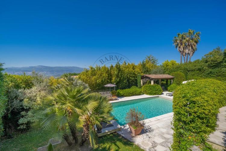 MOUGINS - VILLA PROVENCALE - A PIED DU VILLAGE