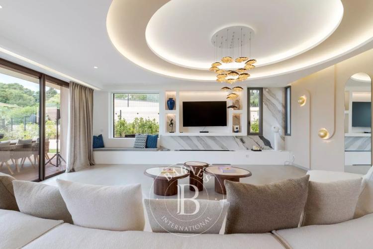 MOUGINS – VILLA CONTEMPORAINE – 5 CHAMBRES – VUE PANORAMIQUE