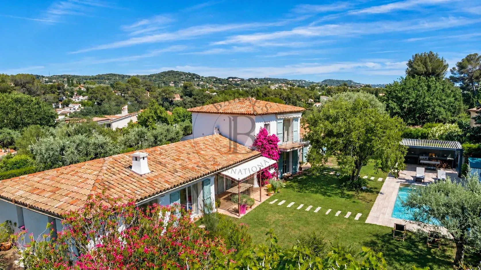 MOUGINS - VILLA AU CALME