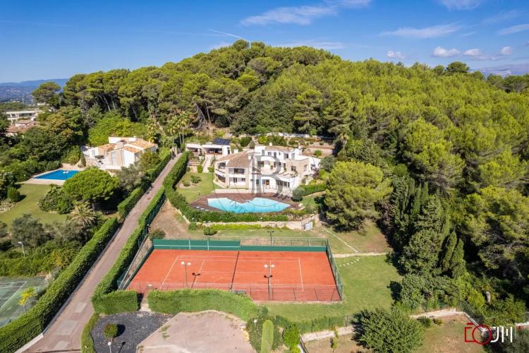 MOUGINS - VILLA DANS DOMAINE PRIVE - PISCINE ET TENNIS