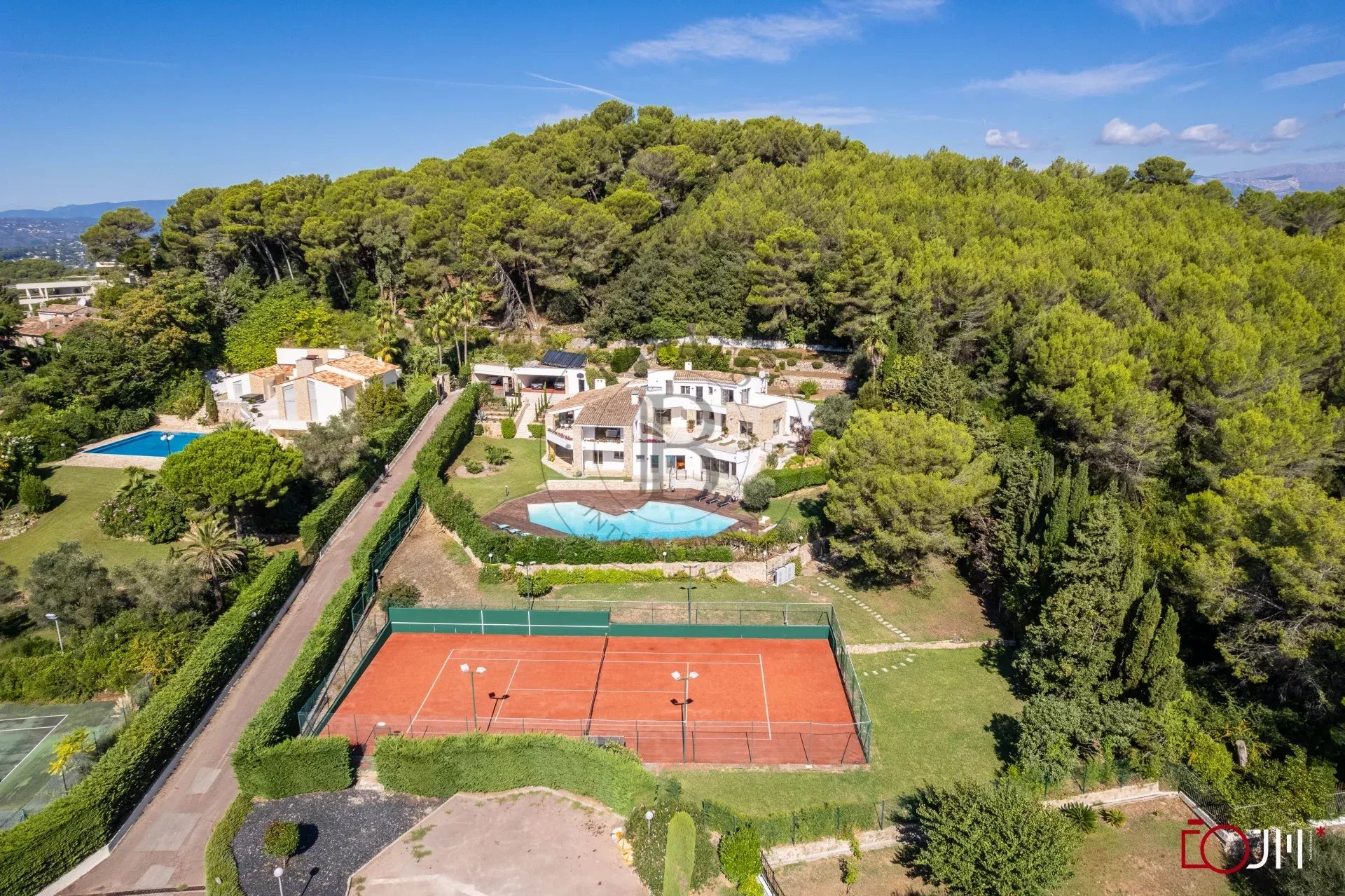 MOUGINS - VILLA DANS DOMAINE PRIVE - PISCINE ET TENNIS