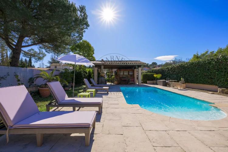 MOUGINS - VILLA FAMILIALE - PROCHE DU GOLF ET DE L'ETANG